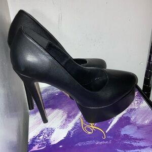 Only worn one day. 6 inch pumps.